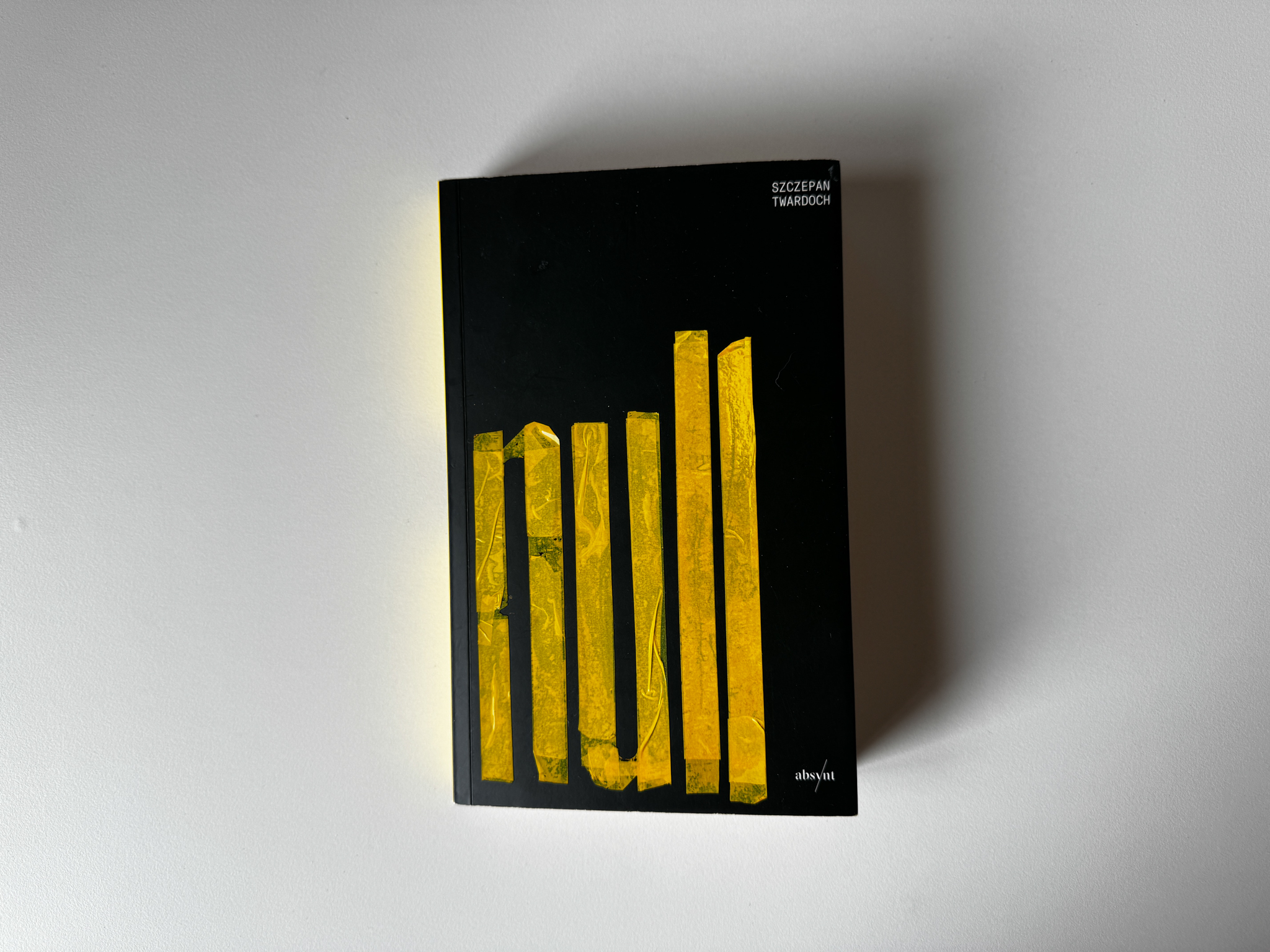 The book Null by Twardoch on a white table
